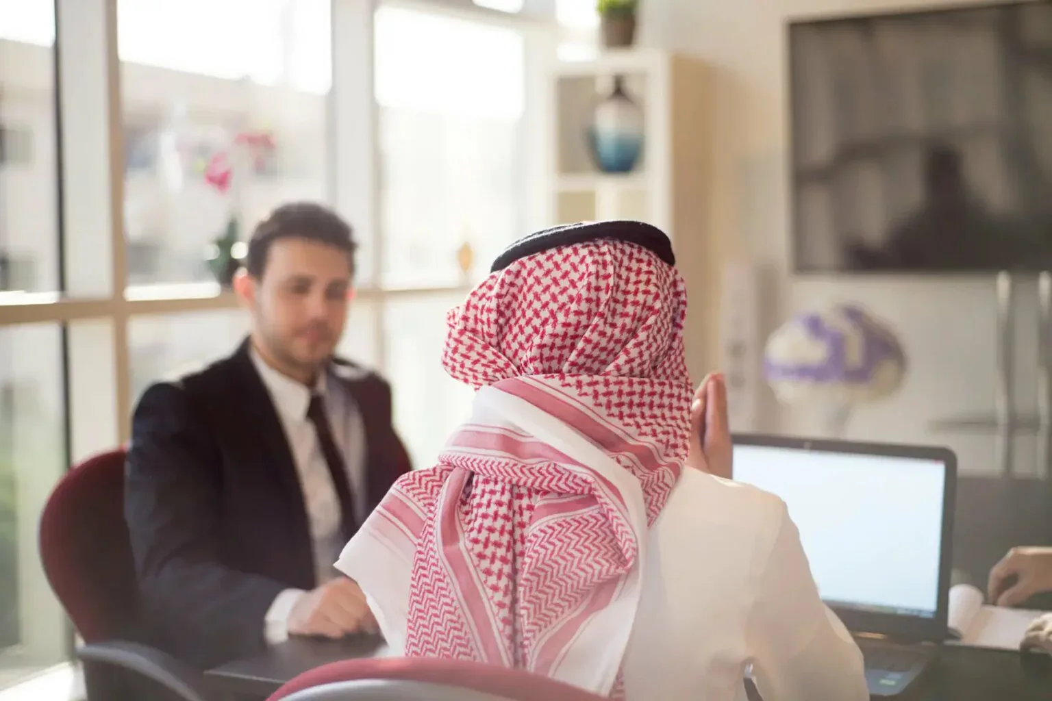 Saudi-Businessman-discussing-a-deal-with-a-partner-credits-expatica Saudi-Businessman-discussing-a-deal-with-a-partner-credits-expatica